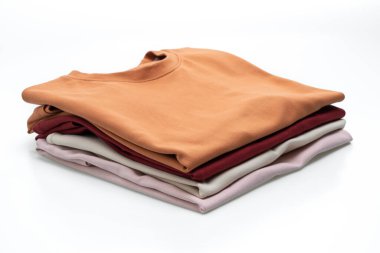 beyaz arkaplanda yalıtılmış t-shirt