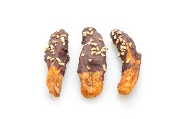 Güneş ışığı, muzlu çikolatayı kurutur ya da muz soslu çikolatayı beyaz arka planda izole eder.