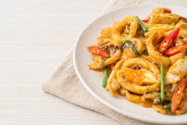 Kızarmış kalamar ya da ahtapotu tuzlu yumurtayla karıştırın - Asya yemeği tarzı