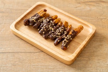 Güneş ışığı kurumuş muz çikolata kaplama veya muz soslu çikolata