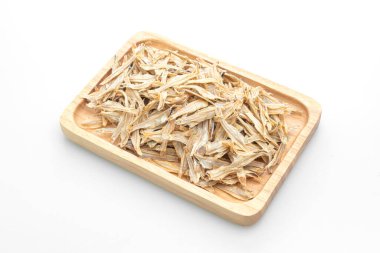 Beyaz arka planda izole edilmiş kuru ve çıtır çıtır fırın balığı.