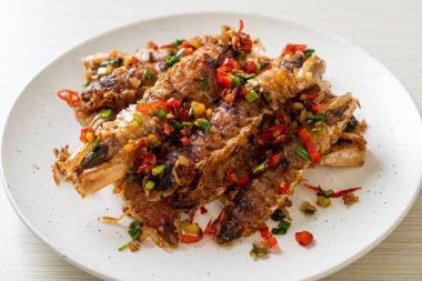 Kızarmış Mantid Karidesi ya da Acılı ve Tuzlu Kerevit Deniz Ürünleri Stili