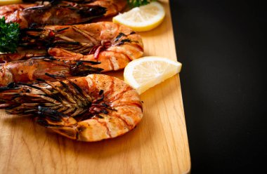 Tahtada limonlu karides ya da ızgara kaplan karidesi