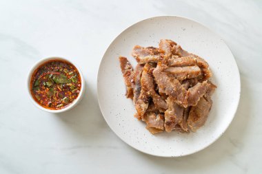Izgara domuz boynu ya da Tayland baharatlı soslu kömür kaynayan domuz boynu.