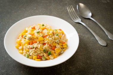 Karışık sebzeli ev yapımı pilav (havuç, yeşil bezelye, mısır) ve yumurta