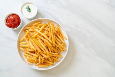 Patates kızartması ya da ekşi krema ve ketçaplı patates cipsi.