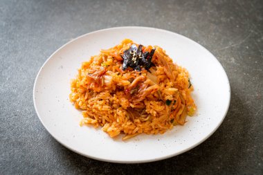 Kore usulü deniz yosunu ve beyaz susamlı kimchi pilavı.