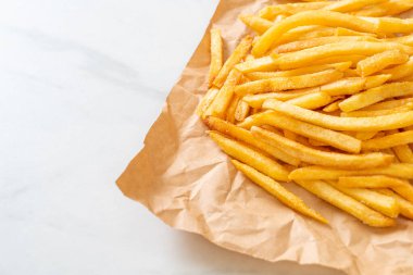 Patates kızartması ya da ekşi krema ve ketçaplı patates cipsi.