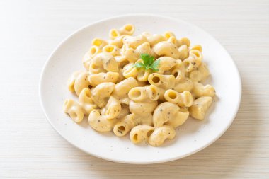 Fırında makarna ve peynir.