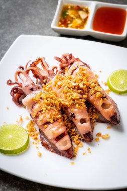 Sarımsaklı kızarmış kalamar - deniz ürünleri tarzı.