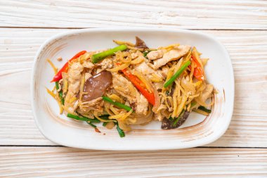 Zencefilli kızarmış tavuk. Asya usulü.