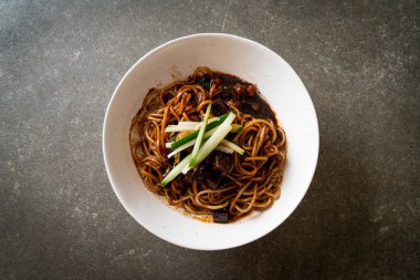 Jajangmyeon ya da JJajangmyeon, Kore Gıda Stili olan Kore eriştesidir.