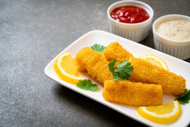 Kızarmış balık çubuğu ya da soslu patates kızartması.