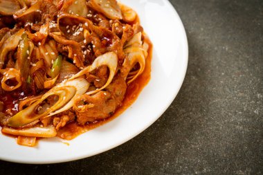 Kore usulü baharatlı ve kimchi soslu kızarmış domuz eti.