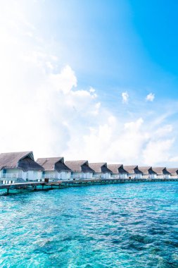 Tropikal Maldivler tatil konsepti için sahil ve deniz manzaralı otel ve adalara yerleşir - renk işleme tarzını güçlendirir