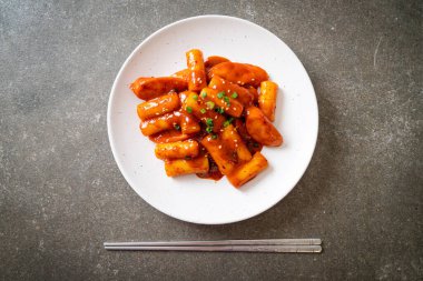 Baharatlı sosisli Kore pirinç keki çubuğu (Tteokbokki) - Kore yemeği tarzı