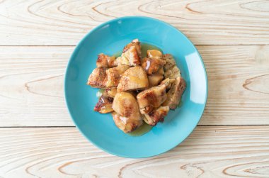 Hindistan cevizi soslu ızgara muz.