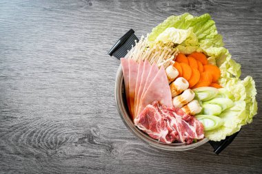 Sukiyaki ya da Shabu hot-pot siyah çorbası. Çiğ ve sebzeli. Japon yemeği tarzı.