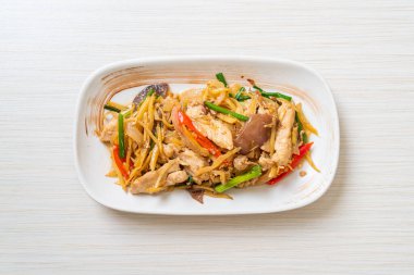 Zencefilli kızarmış tavuk. Asya usulü.