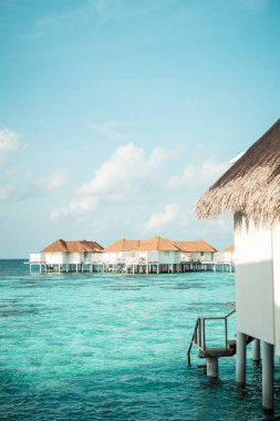 Tropikal Maldivler tatil konsepti için sahil ve deniz manzaralı otel ve adalara yerleşir - renk işleme tarzını güçlendirir