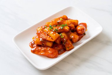 Baharatlı sosisli Kore pirinç keki çubuğu (Tteokbokki) - Kore yemeği tarzı