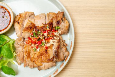 Baharatlı tavuk, acılı ve sarımsaklı.