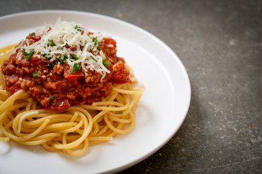 Spagetti bolonez domuz eti ya da kıymalı domates soslu spagetti İtalyan yemeği tarzı.