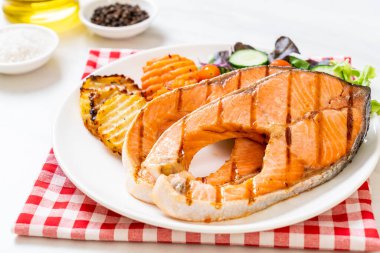 Çift ızgara somon bifteği ve sebzeli fileto.