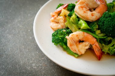 Karidesli kızarmış brokoli. Ev yapımı.