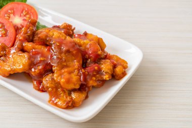 Kızarmış balığın üstünde 3 farklı tat (tatlı, ekşi, baharatlı) biber sosu