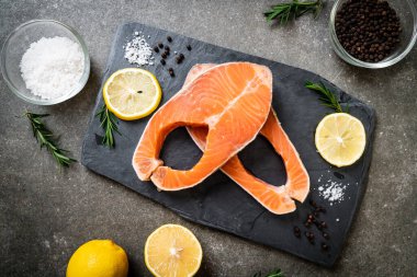 İçinde malzeme olan taze çiğ somon filetosu bifteği.