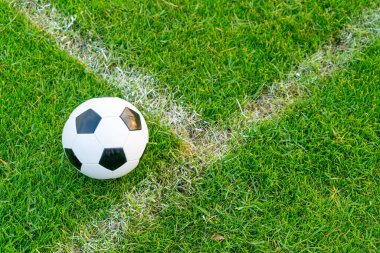 Futbol sahası arka planında fotokopi alanı ile futbol topu