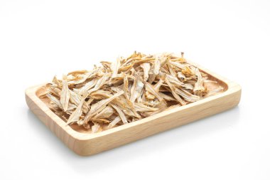 Beyaz arka planda izole edilmiş kuru ve çıtır çıtır fırın balığı.