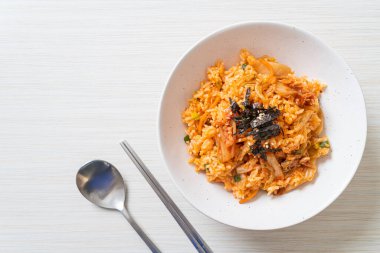 Kore usulü deniz yosunu ve beyaz susamlı kimchi pilavı.