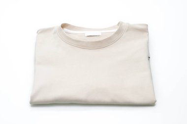 beyaz arkaplanda yalıtılmış t-shirt