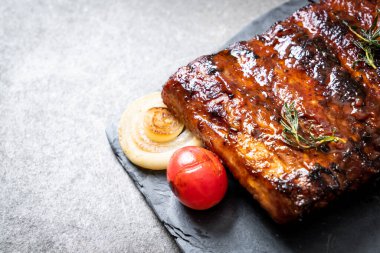 Izgara ve ızgara domuz pirzolası.