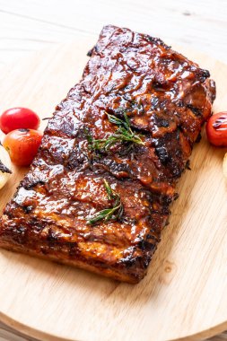 Izgara ve ızgara domuz pirzolası.