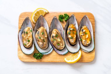 deniz ürünleri midye limon ve sarımsak ile