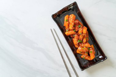 Kore usulü baharatlı pirinç keki (Tteokbokki).