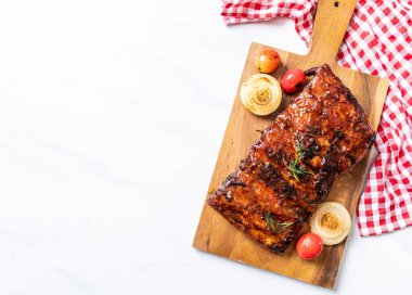 Izgara ve ızgara domuz pirzolası.