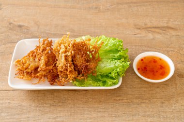 Kızarmış Enoki Mantarı veya Altın İğne Mantarı - vejetaryen ve vejetaryen yemek tarzı