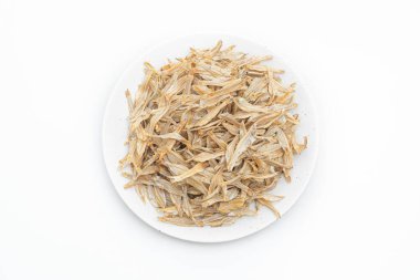 Beyaz arka planda izole edilmiş kuru ve çıtır çıtır fırın balığı.