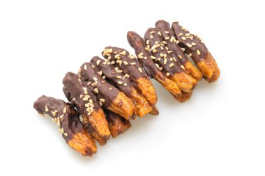 Güneş ışığı, muzlu çikolatayı kurutur ya da muz soslu çikolatayı beyaz arka planda izole eder.