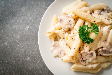 İtalyan usulü mantarlı makarna ve krema sosu.