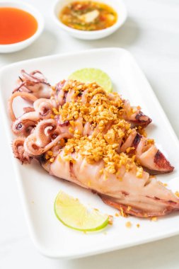 Sarımsaklı kızarmış kalamar - deniz ürünleri tarzı.