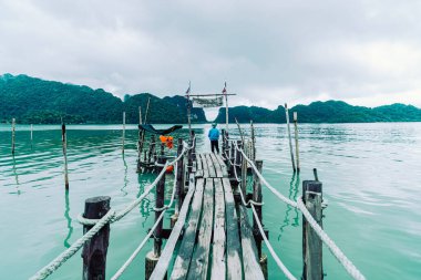 Khanom 'daki Talet Körfezi' ndeki ahşap köprü, Tayland 'daki Nakhon Sri Thammarat turizm beldesi
