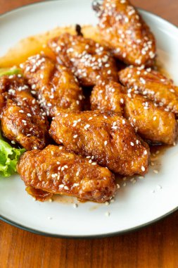 Kore soslu kızarmış tavuk ve beyaz susam.