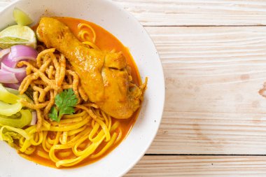 Kuzey Tayland erişteli körili tavuk çorbası (Kao Soi Kai) - Tayland yemeği tarzı