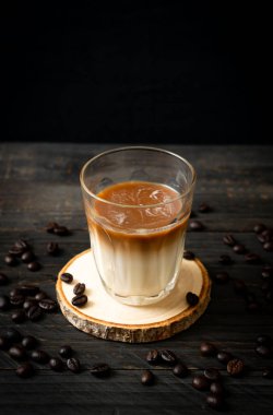 Bir bardak kahve, ahşap arka planda sütlü kahve.