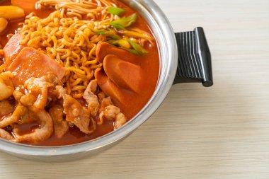 Budae Jjigae ya da Budaejjigae (ordu yahnisi ya da ordu üssü). Kimchi, konserve jambon, sosis, ramen eriştesi ve çok daha popüler Kore usulü sıcak yemek ile dolu.